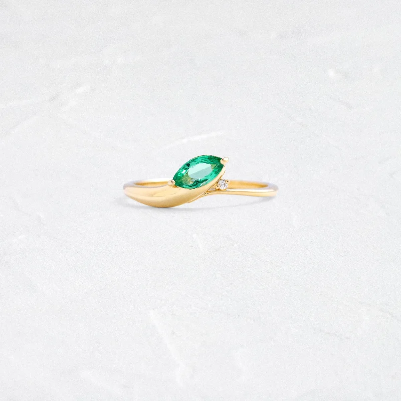 Cresting Ring in Emerald